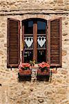 Fenêtre avec des volets et des bacs à fleurs, Pienza, Val d'Orcia, Toscane, Italie
