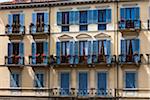 Gebäude mit blauen Fensterläden, Arezzo, Toskana, Italien