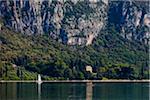 Segelboot und Küsten Gebäude am Gardasee, Garda, Provinz Verona, Venetien, Italien