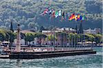 Marina et drapeaux, lac de garde, garde, Province de Vérone, Vénétie, Italie