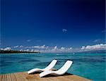 Blaue Lagune und Strand Stühle