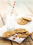 Cookies aux pépites de chocolat sur une plaque à pâtisserie