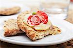 Pain pita garni de houmous et tomate cerise