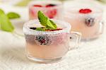 Spritzer de limonade rose avec des baies fraîches dans de petits verres