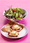 Fromage de chèvre et tartelettes aux framboises et une petite salade