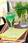 Une cocktail avec du gin de menthe