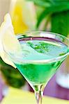 Une cocktail avec du gin de menthe