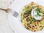 Spaghettis carbonara avec un œuf poché et fines herbes