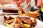 Lanières de veau frit avec pommes de terre frites