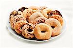 Variétés de Bagels sur un plateau ; Fond blanc