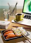 Sushi auf einem Schreibtisch