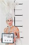 Mug shot de showgirl supérieur tenant la plaque