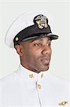 Young African American US Navy Offizier über den grauen Hintergrund