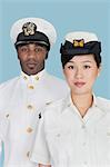 Portrait de deux officiers de la marine américaine sur fond bleu clair