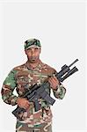 Porträt des jungen African American US Marine Corps Soldaten mit M4-Sturmgewehr über den grauen Hintergrund