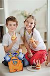 Portrait du petit garçon et une fille avec des gâteaux de tasse