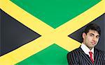 Portrait d'un homme d'affaires confiant contre drapeau jamaïcain