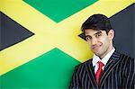 Portrait d'un jeune entrepreneur de confiant contre le drapeau jamaïcain