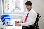 Porträt ein indischer Geschäftsmann schreiben auf Papier am Schreibtisch im Büro