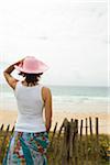 Rückansicht der Frau am Strand, Camaret-Sur-Mer, Halbinsel Crozon, Finistere, Bretagne, Frankreich