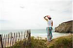 Rückansicht der Frau am Strand, Camaret-Sur-Mer, Halbinsel Crozon, Finistere, Bretagne, Frankreich