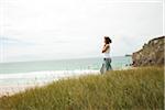 Seitenansicht einer Frau am Strand, Camaret-Sur-Mer, Halbinsel Crozon, Finistere, Bretagne, Frankreich