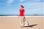 Frau Blick in die Ferne auf Strand, Camaret-Sur-Mer, Halbinsel Crozon, Finistere, Bretagne, Frankreich