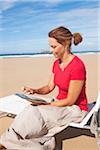 Frau mit Tablet am Strand, Camaret-Sur-Mer, Halbinsel Crozon, Finistere, Bretagne, Frankreich