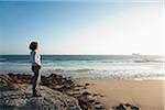 Femme regardant au loin le Camaret-sur-Mer, plage, presqu'île de Crozon, Finistere, Bretagne, France