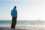 Homme regardant au loin le Camaret-sur-Mer, plage, presqu'île de Crozon, Finistere, Bretagne, France