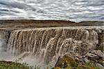 Dettifoss est la plus puissante chute d'eau sur l'Islande et dans toute l'Europe. Il est situé dans le Parc National de Jokulsargljufur l'Islande nord-est sur la rivière Jokulsa un Fjollum.