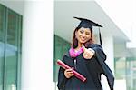 Indienne diplômé femelle donne un pouce vers le haut