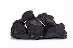 tas de charbon de bois noir pour BBQ isolé sur fond blanc