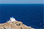 La chapelle des 7 Martyrs, sur l'île de Sifnos, Grèce, surplombant la mer Égée