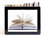 Livres et tablet PC isolé sur le concept de bibliothèque numérique, blanc,