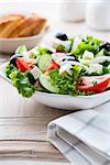bol de salade grecque sur une table de la cuisine