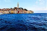 Ville médiévale de Rovinj entouré par la mer bleue, Croatie