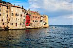 Vieux maisons faisant face à mer dans la ville de Rovinj, Croatie médiévale