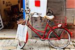 Vieille bicyclette rouge à la porte de la boutique à Rovinj, Croatie