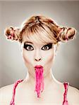 Close-up Portrait einer jungen und schönen blonde Frau mit rosa Zahnfleisch auf Mund