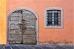 Vieille porte en bois à Lucques (Toscane, Italie)