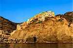 Village de Manarola, sur la falaise abrupte à Cinque Terre, Italie