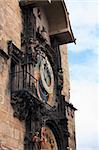 Gros plan de la célèbre horloge astronomique sur la mairie de Prague, en République tchèque