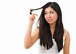 Portrait de femme asiatique tenant endommagé les cheveux secs et triste à la recherche isolé sur fond blanc
