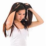 Jeune fille asiatique fait qu'effleurer ses cheveux sur fond blanc