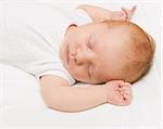 Sommeil de bébé nouveau-né sur drap de lit blanc