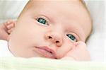 Gros plan du nouveau-né bébé avec les yeux ouverts
