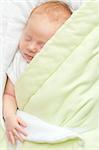 Sommeil de bébé nouveau-né sous couverture verte