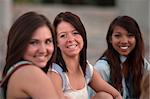 Trois étudiants adolescents assez souriant et assis ensemble