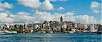 Panorama Stadtansicht über den Bosporus in Istanbul Türkei ein großes Wohngebiet mit Galata-Turm